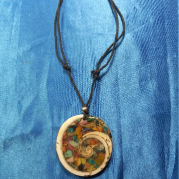 Peruvian adjustable pearl shell necklace - Picture 7 of 8